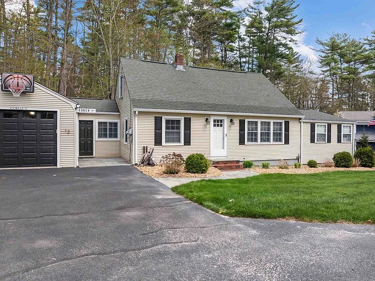 Front exterior and driveway arrival at The Brookhurst Lake House in Meredith, NH